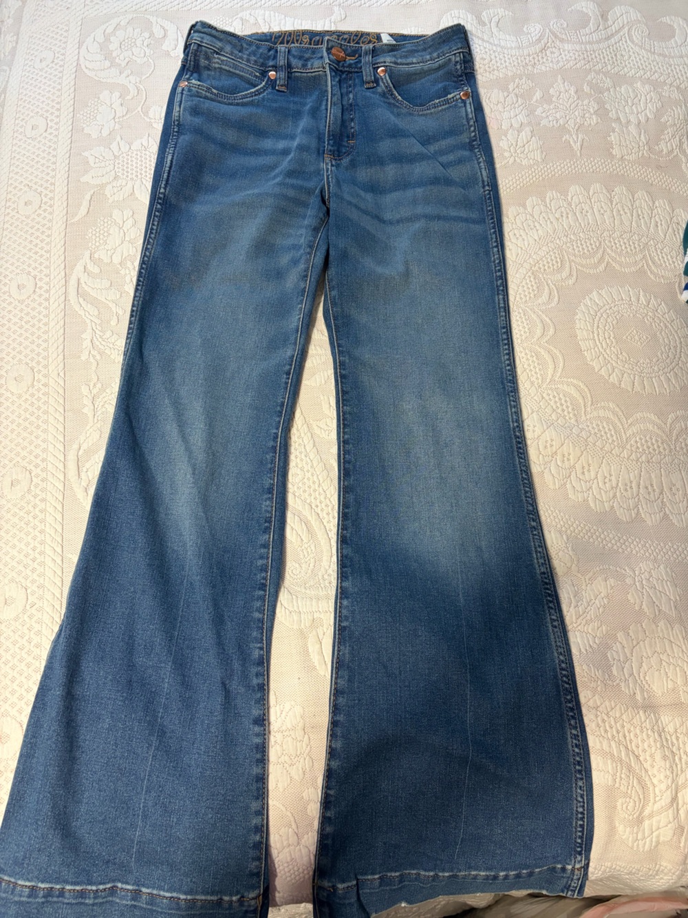 Wrangler Women’s Blue Flared Jeans 27 x 32 GUC western